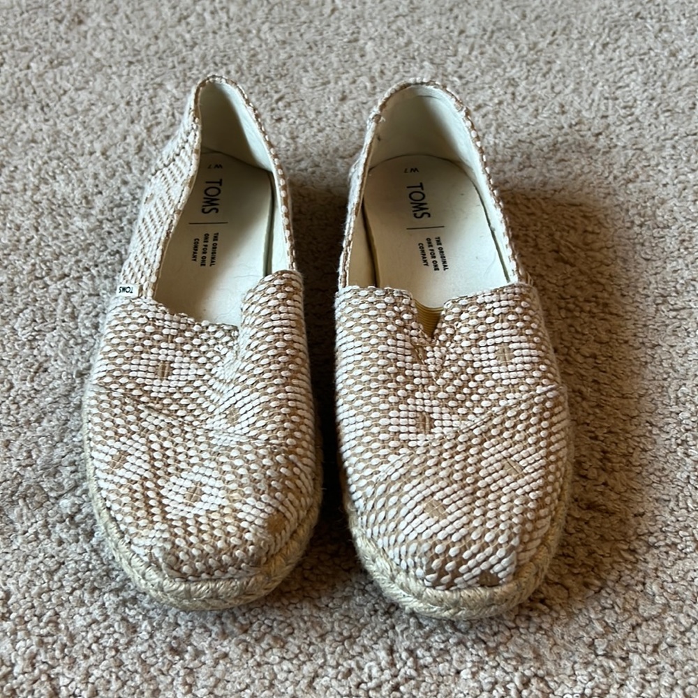 Women’s Tom’s slip ons size 7. Lightly worn.